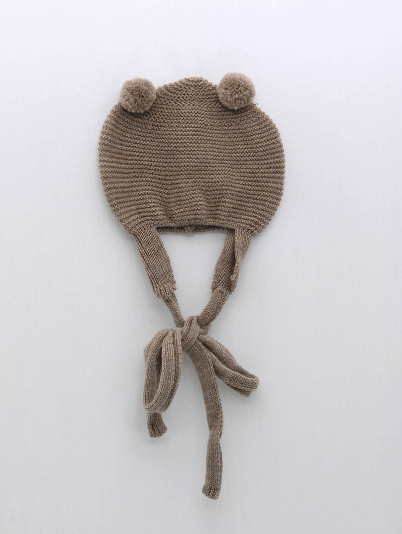 Gorro con orejeras y pompones