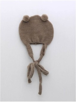 Gorro con orejeras y pompones