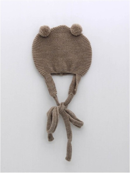 Gorro con orejeras y pompones